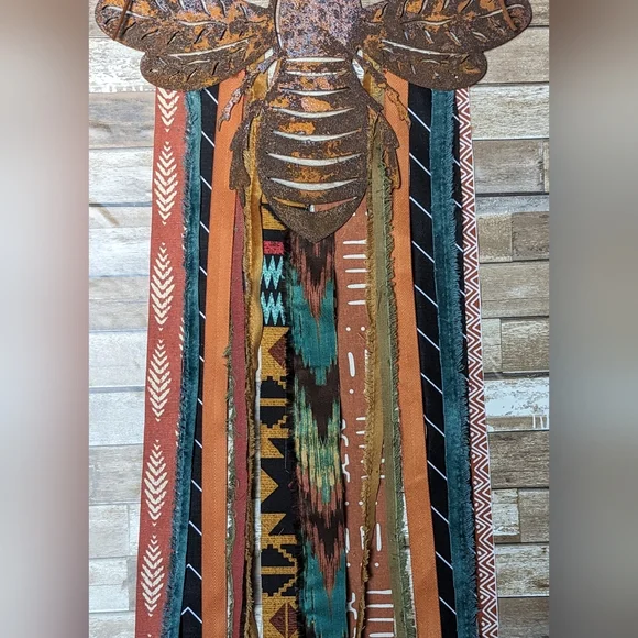 NWT Handcrafted Rustic Metal Honey Bee Wall Hanging - Picture 3 of 7